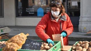 Si les syndicats sont globalement satisfaits de l’annonce du maintien des marchés de plein vent, le Modef, la Confédération paysanne et la Coordination rurale restent prudents et émettent des réserves. © A. Marcotte/GFA Si les syndicats sont globalement satisfaits de l’annonce du maintien des marchés de plein vent, le Modef, la Confédération paysanne et la Coordination rurale restent prudents et émettent des réserves. © A. Marcotte/GFA